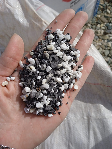 Kamenclub.ru: Мраморная крошка (щебень крошка микс : белый-черный-розовый) фр. 5-10 мм.  купить в Уфе мрамор белый, черный, розовый, разноцветный микс декоративная мраморная каменная крошка 12000 руб/т   фото КАМЕНЬ КЛУБ