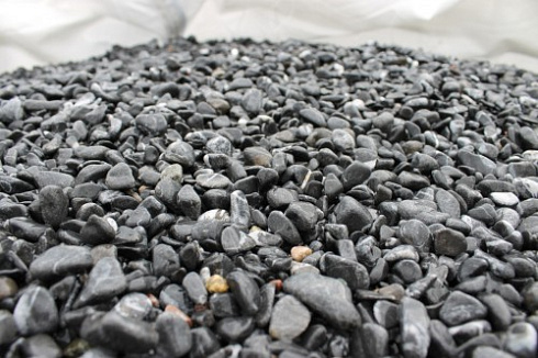 Kamenclub.ru: Щебень галтованный черный (мрамор) фр.10-20 мм.  купить в Уфе мрамор черный с белыми прожилками, черный, белый окатанный округлый ландшафтный декоративный щебень 15000 руб/т   фото КАМЕНЬ КЛУБ