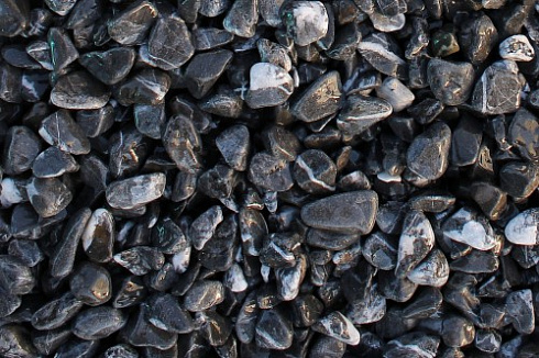 Kamenclub.ru: Щебень галтованный черный (мрамор) фр.5-10 мм.  купить в Уфе мрамор черный с белыми прожилками, черный, белый декоративная галтовка мраморная галька 15000 руб/т   фото КАМЕНЬ КЛУБ